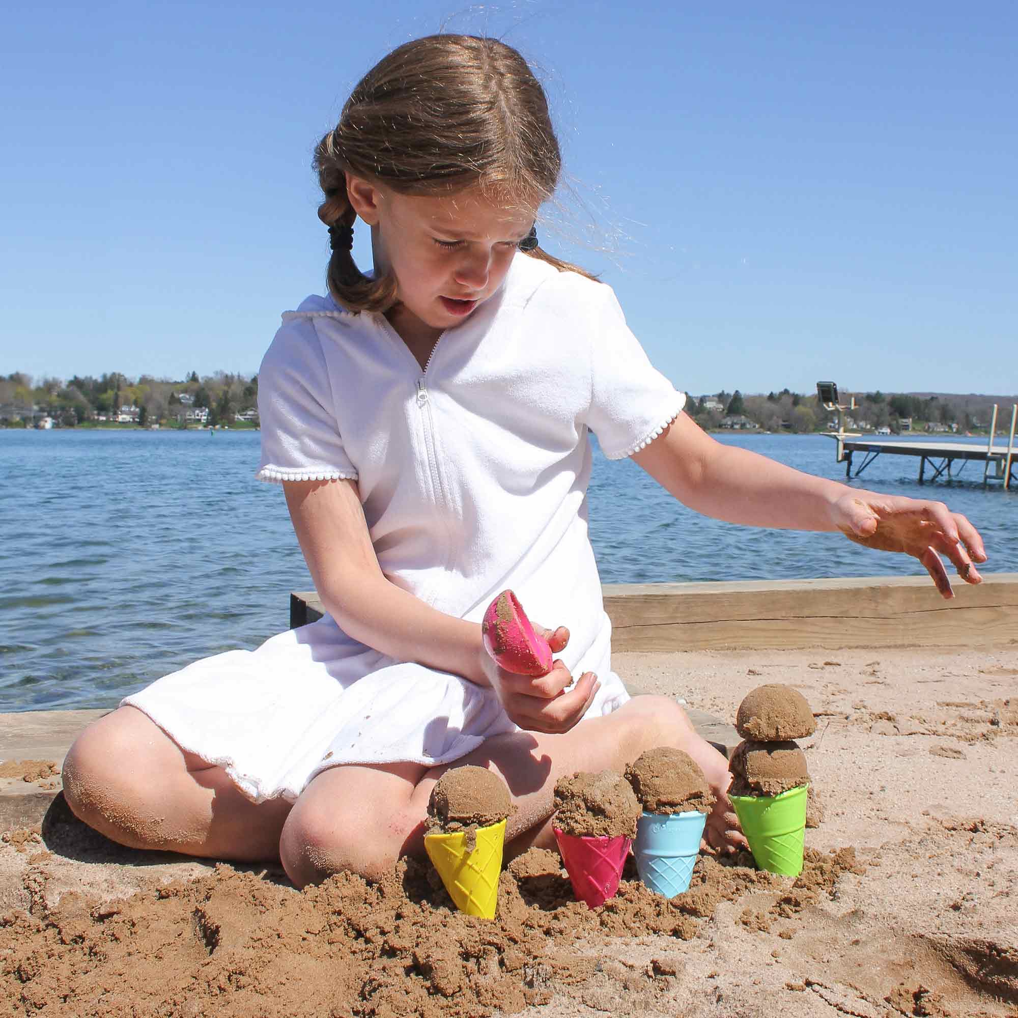 Ice Cream 5 Piece Set with 4 Cones and a Scoop