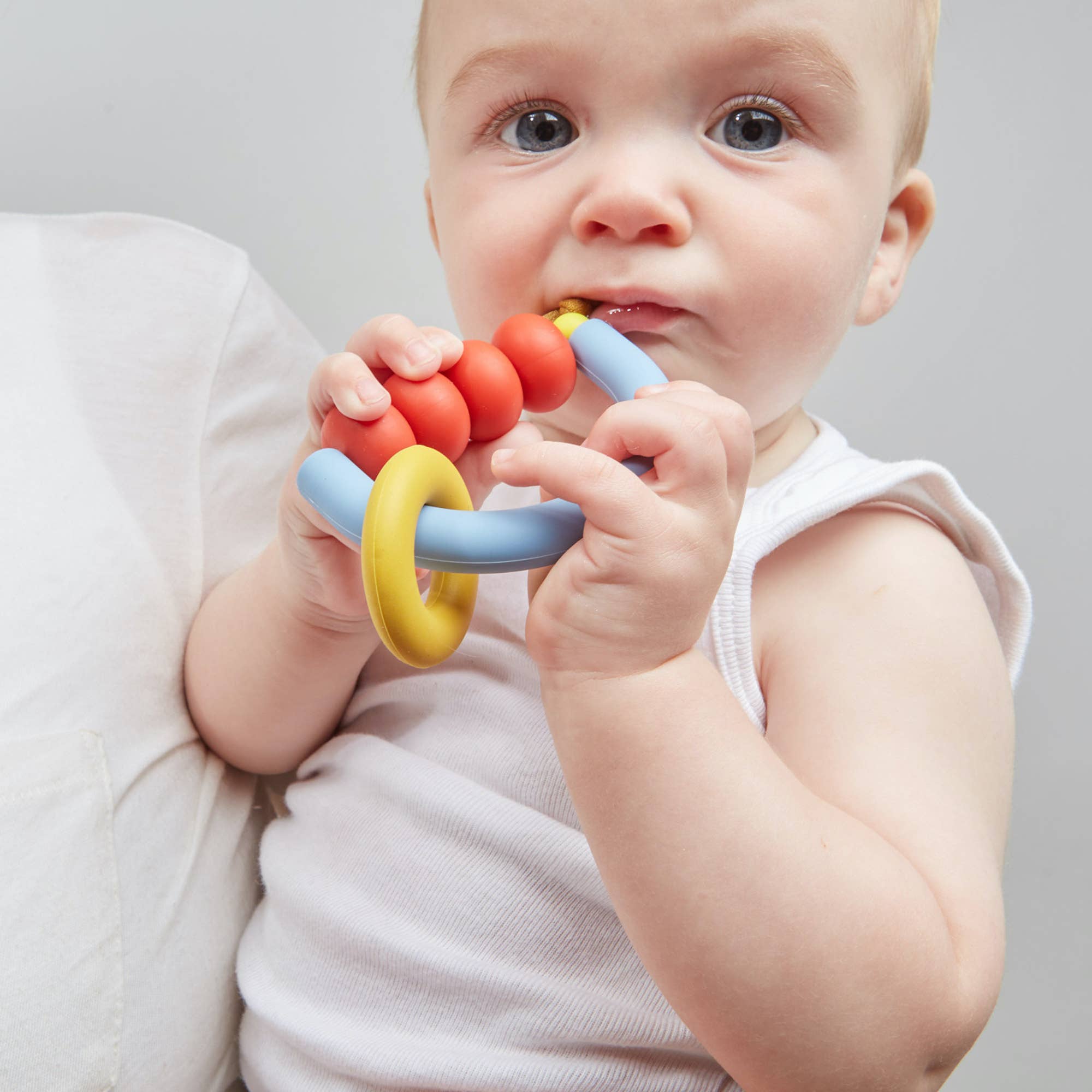 JANUARY MOON Primary Arch Ring Teether
