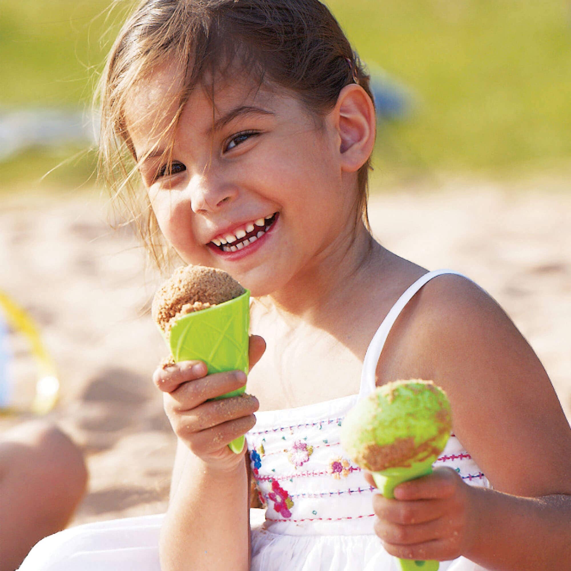 Ice Cream 5 Piece Set with 4 Cones and a Scoop